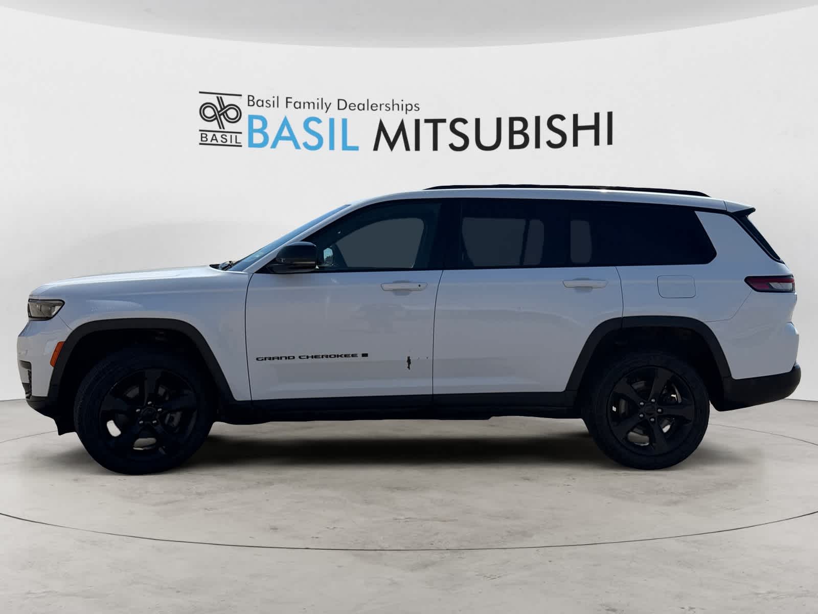 Used 2023 Jeep Grand Cherokee L Laredo SUV