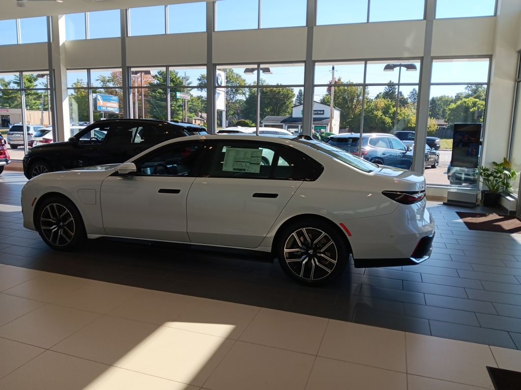 2026 BMW 7 Series 750e - Photo 5