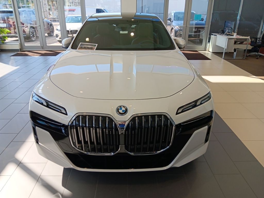 New 2026 BMW 750e xDrive Sedan