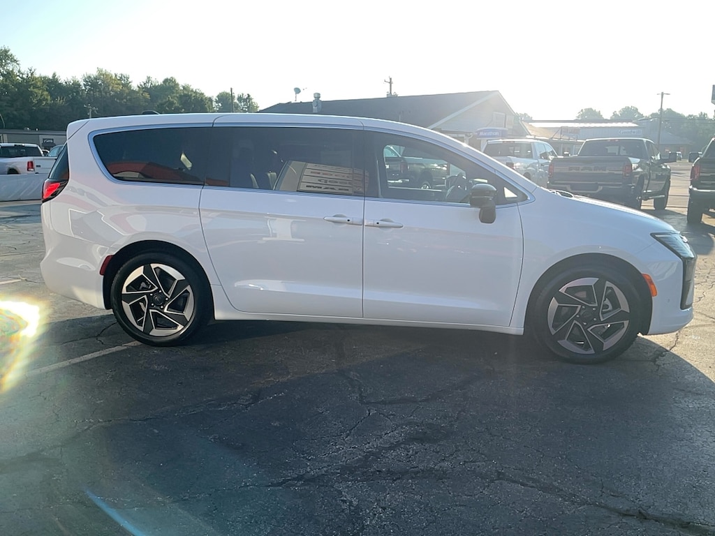New 2027 Chrysler Pacifica LIMITED Passenger Van