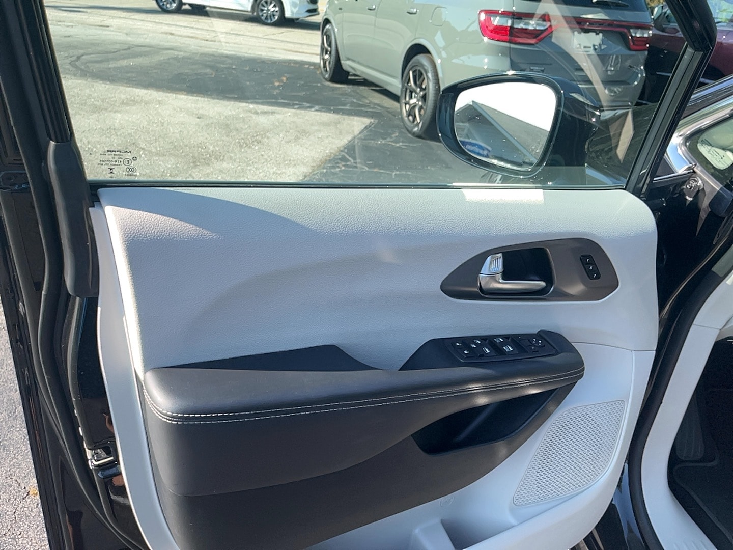 2024 Chrysler Pacifica Touring L - Photo 12