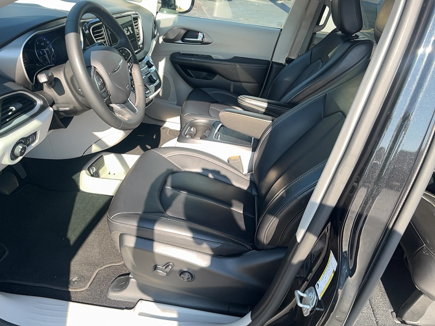 2024 Chrysler Pacifica Touring L - Photo 11