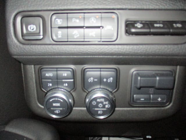 2024 GMC Yukon Denali - Photo 35