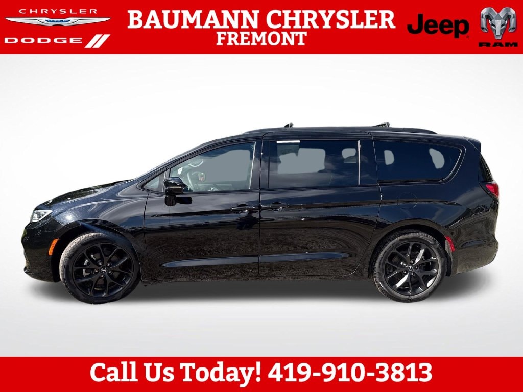 Used 2026 Chrysler Pacifica Limited Minivan/Van