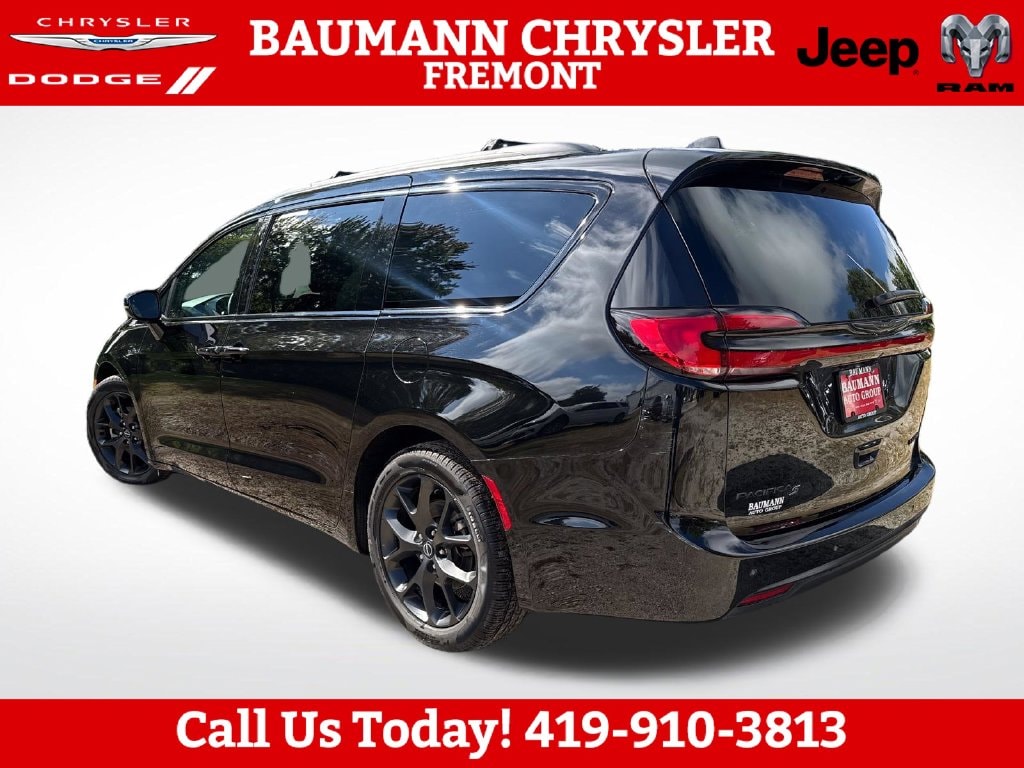 Used 2026 Chrysler Pacifica Limited Minivan/Van