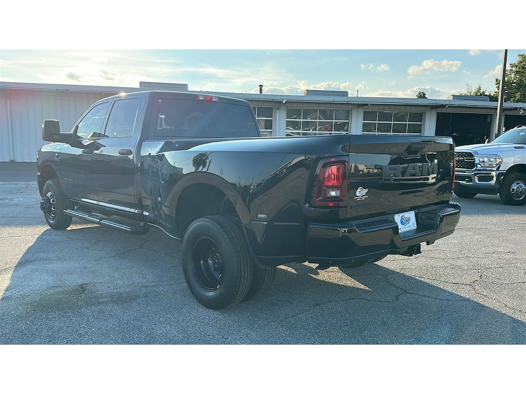 New 2027 Ram 3500 BIG HORN CREW CAB 4X4 8' BOX Pickup