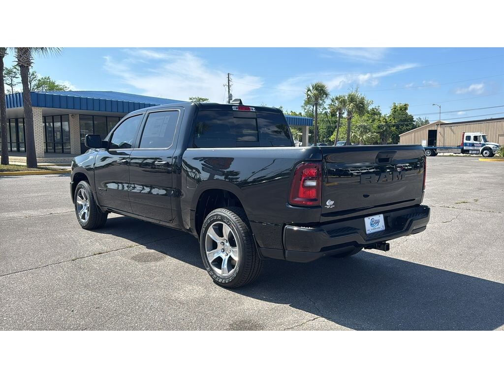 New 2026 Ram 1500 EXPRESS CREW CAB 4X2 5'7 BOX Pickup