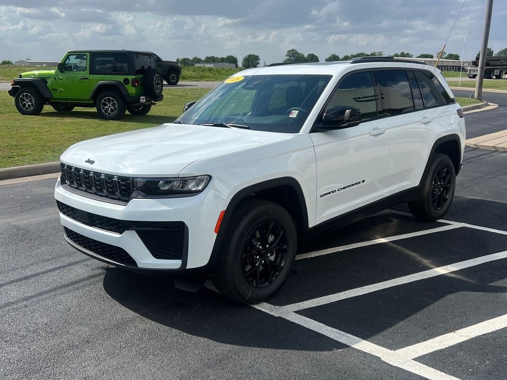 New 2026 Jeep Grand Cherokee Laredo Sport Utility