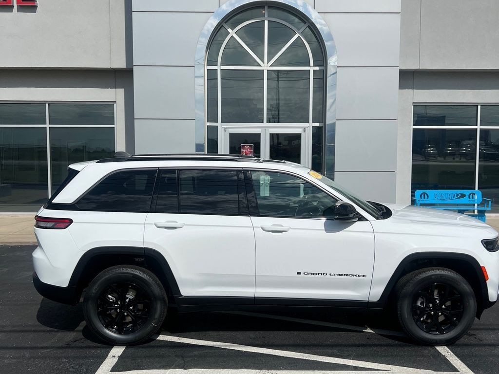 New 2026 Jeep Grand Cherokee Laredo Sport Utility