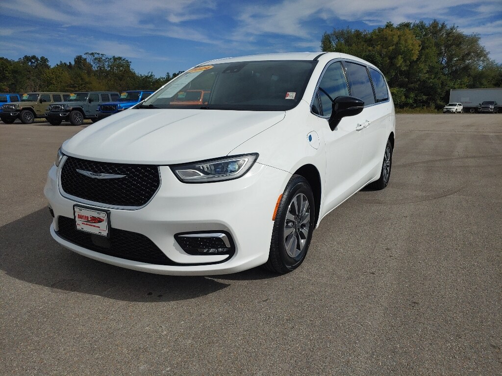 Used 2024 Chrysler Pacifica Plug-In Hybrid Select Van Passenger Van
