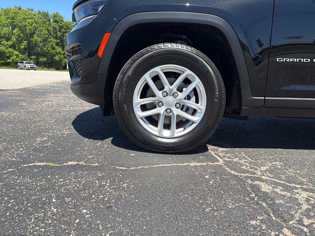 New 2026 Jeep Grand Cherokee Laredo Sport Utility