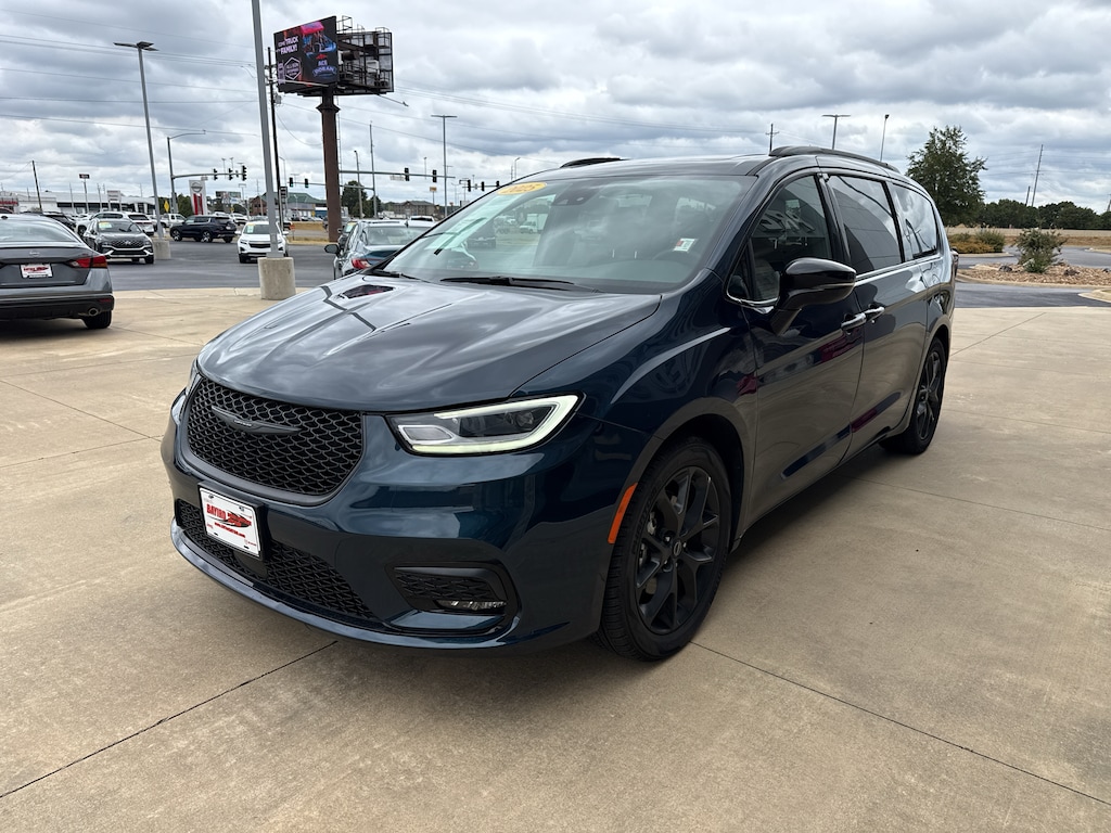 Used 2025 Chrysler Pacifica Limited Passenger Van