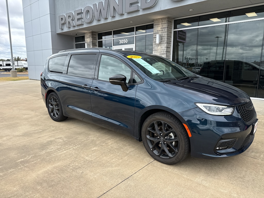 Used 2025 Chrysler Pacifica Limited Passenger Van