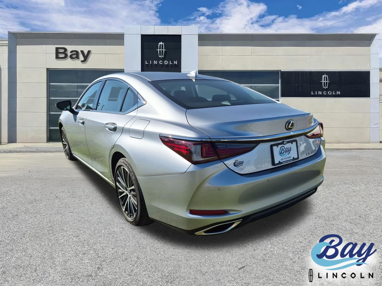 2025 Lexus ES 350 - Photo 8