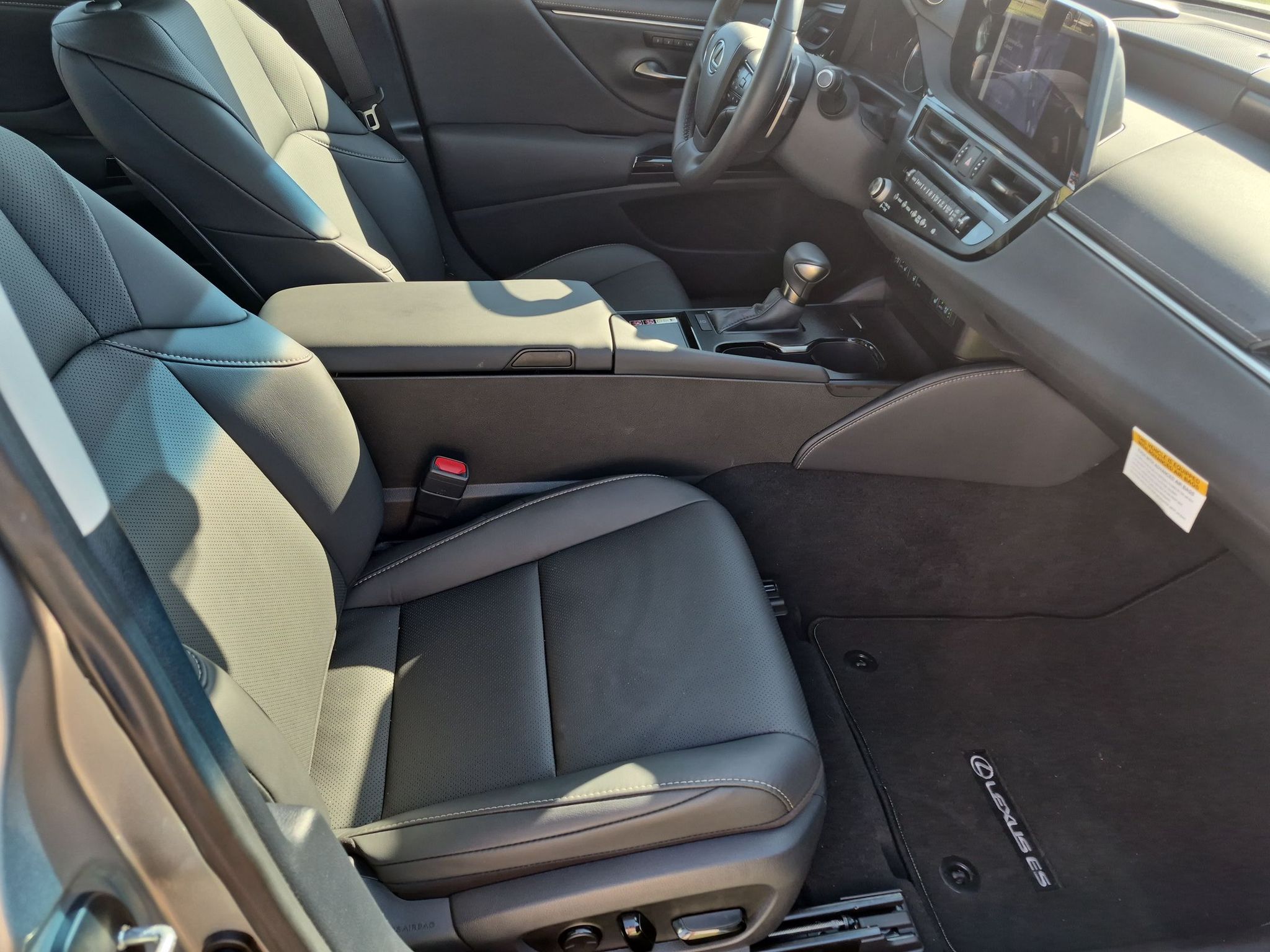 2025 Lexus ES 350 - Photo 19