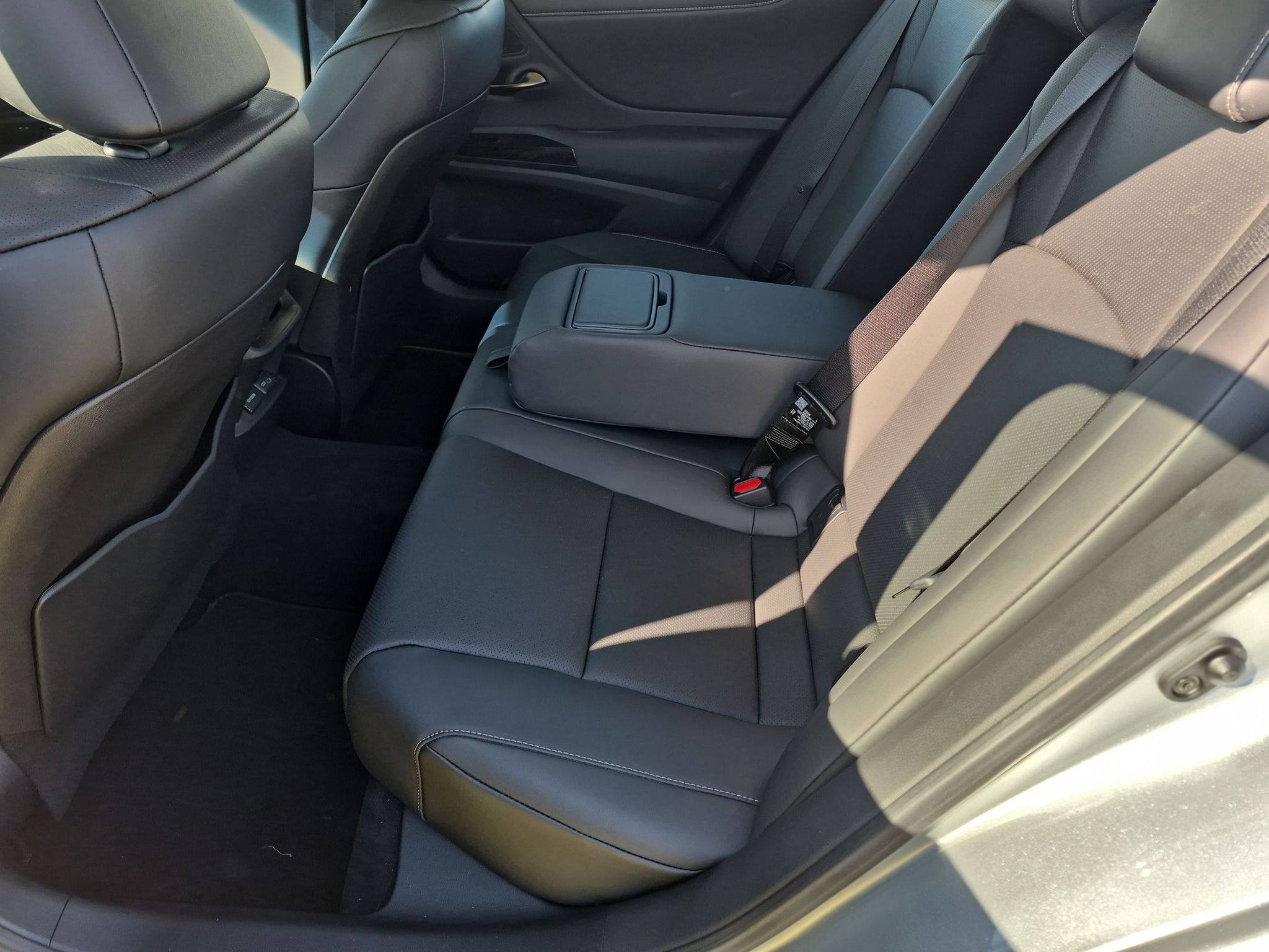 2025 Lexus ES 350 - Photo 17