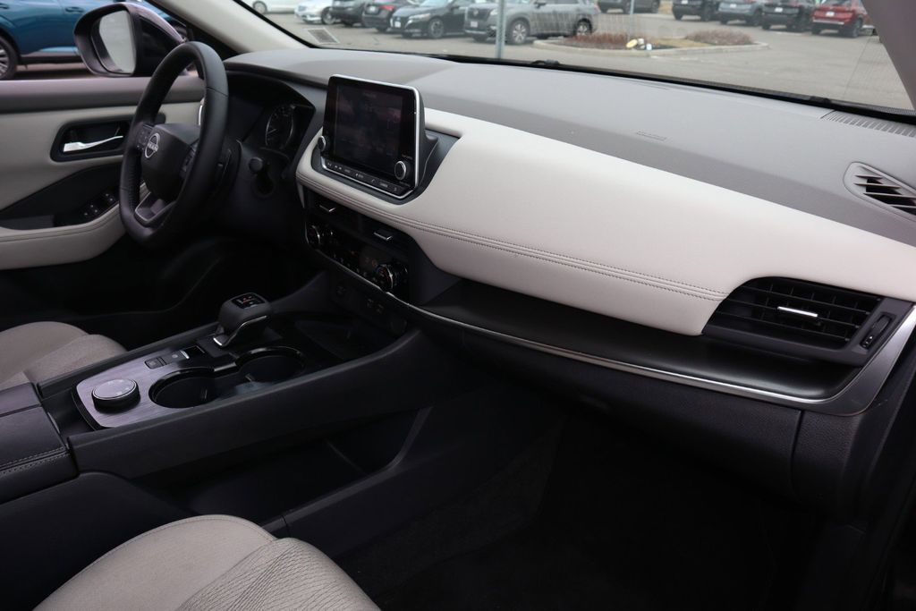 2025 Nissan Rogue SV - Photo 25