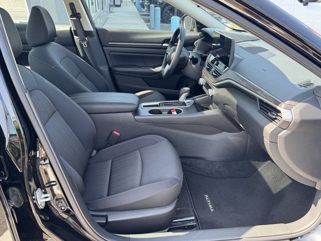 2025 Nissan Altima SV - Photo 31