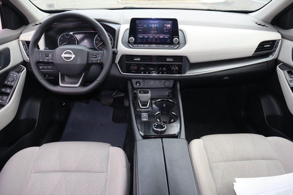 2025 Nissan Rogue SV - Photo 13
