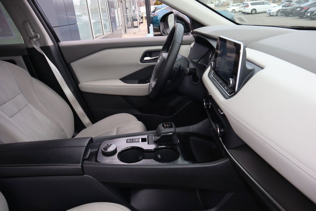 2025 Nissan Rogue SV - Photo 24