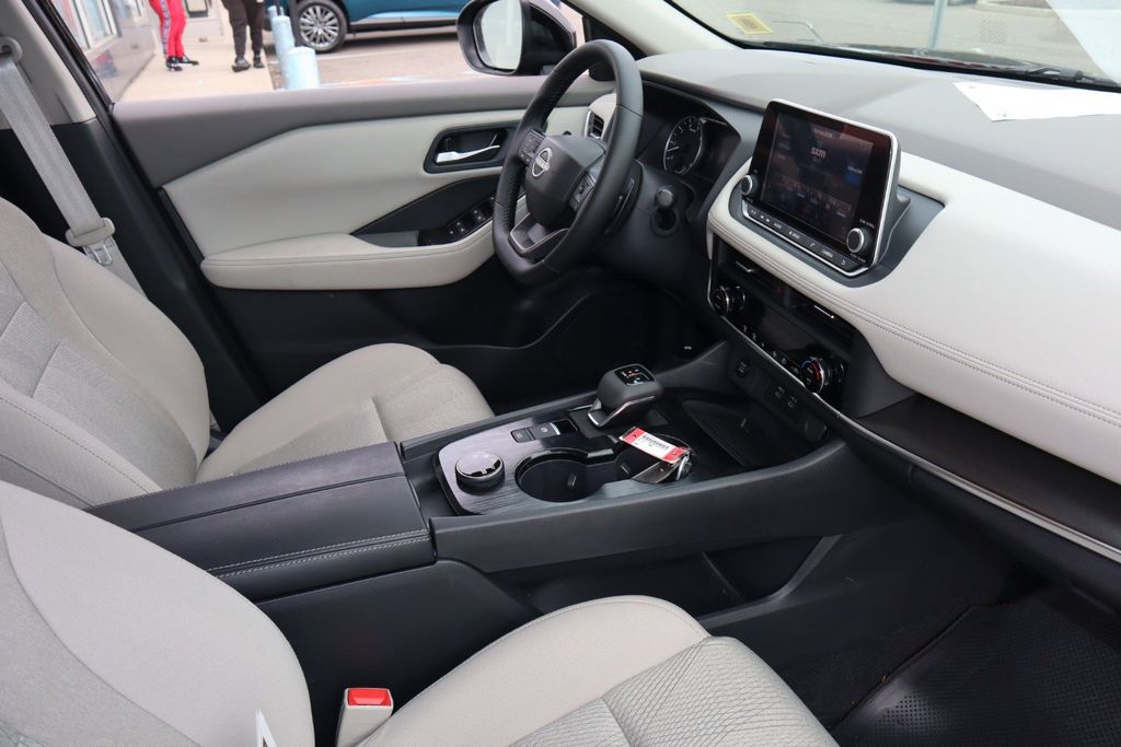 2025 Nissan Rogue SV - Photo 23