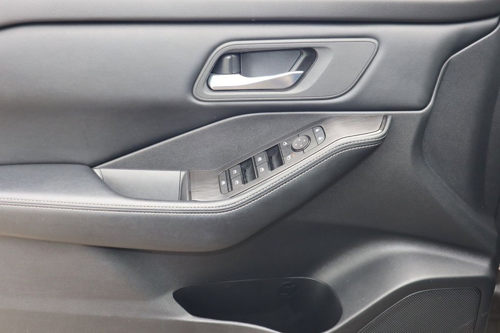 2025 Nissan Rogue SV - Photo 18