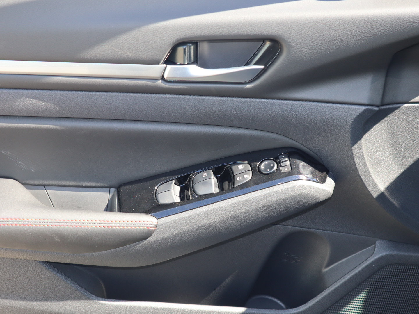 2025 Nissan Altima SR - Photo 18