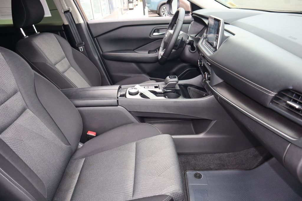 2025 Nissan Rogue SV - Photo 24