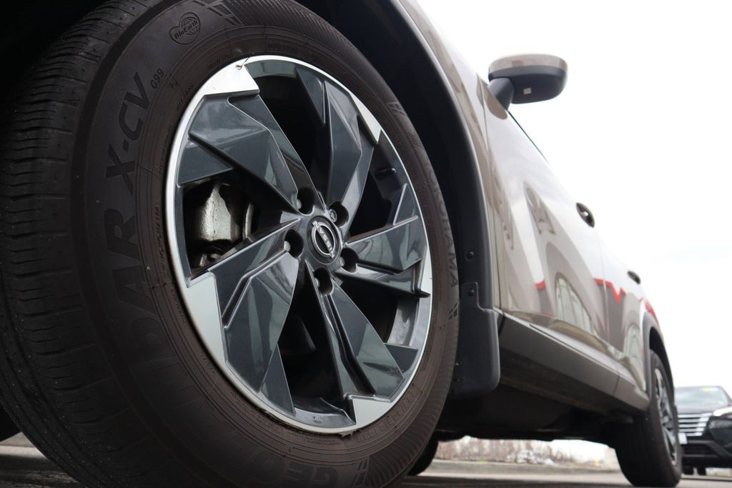 2025 Nissan Rogue SV - Photo 11