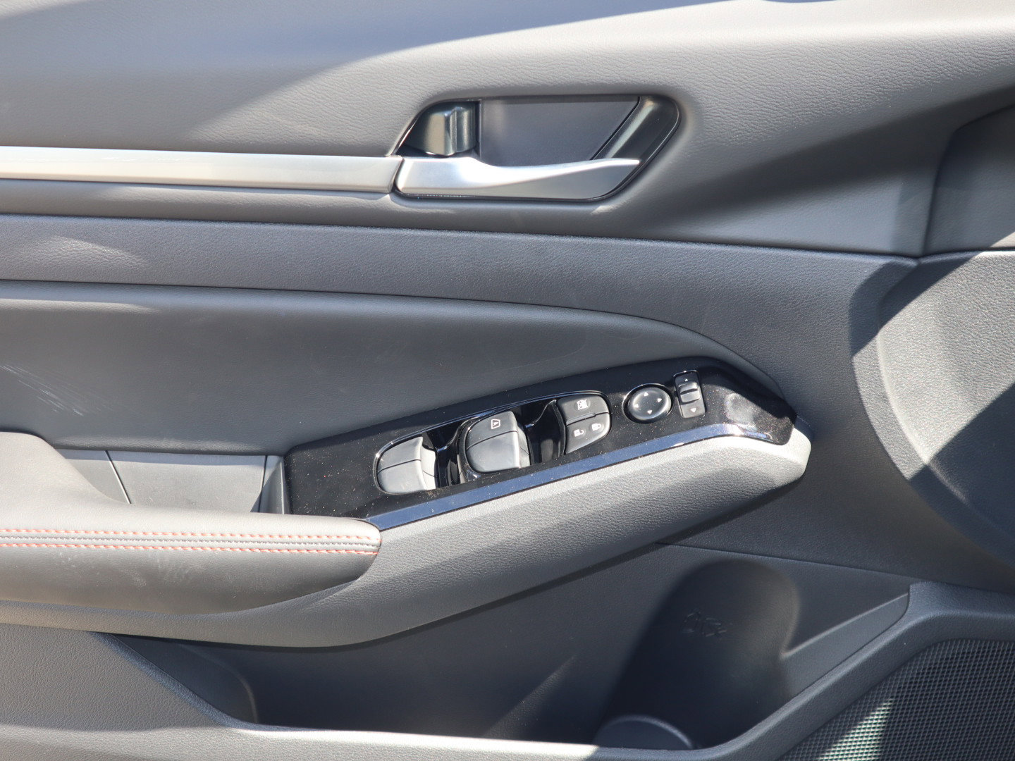 2025 Nissan Altima SR - Photo 21