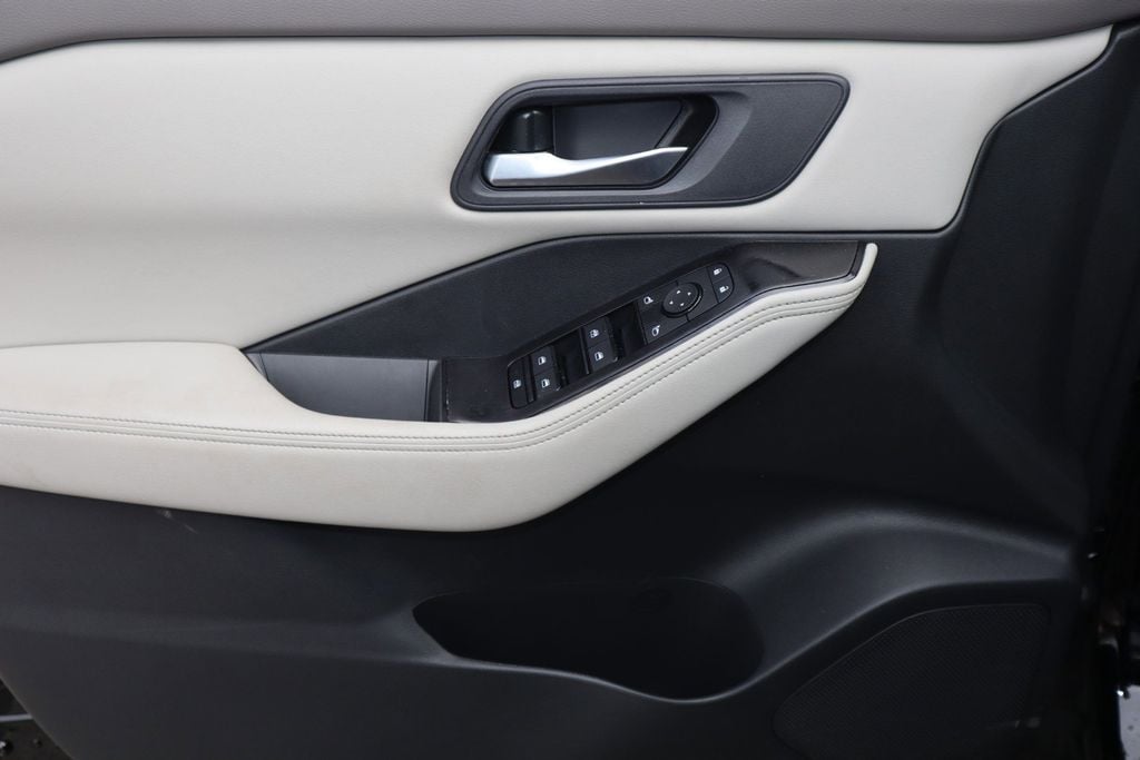 2025 Nissan Rogue SV - Photo 18