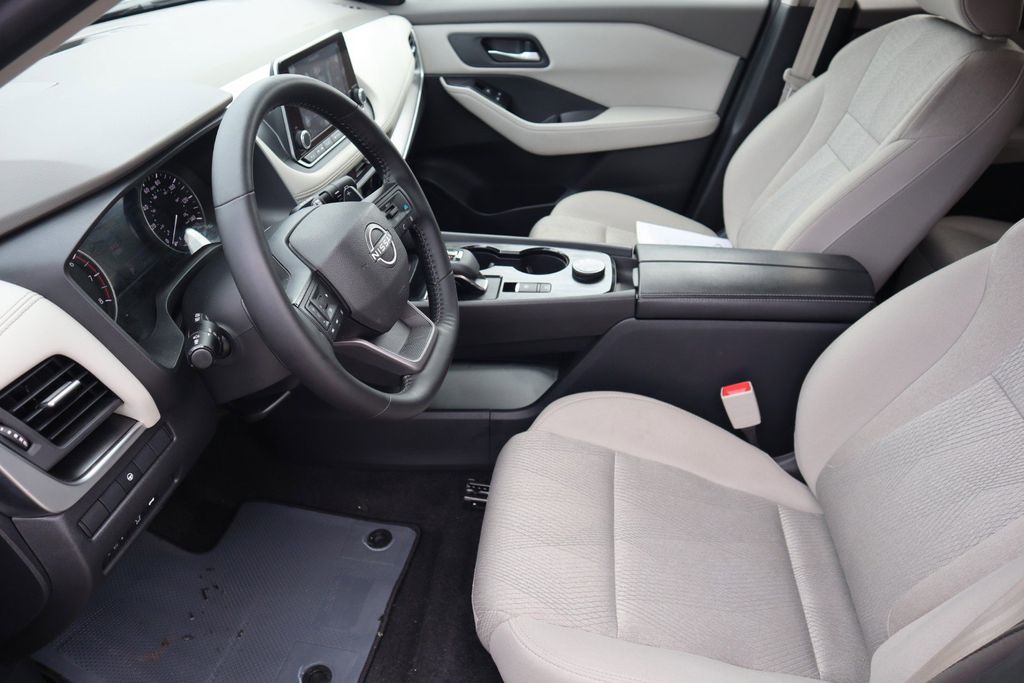 2025 Nissan Rogue SV - Photo 16