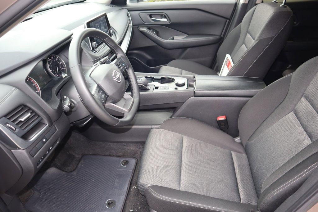 2025 Nissan Rogue SV - Photo 16
