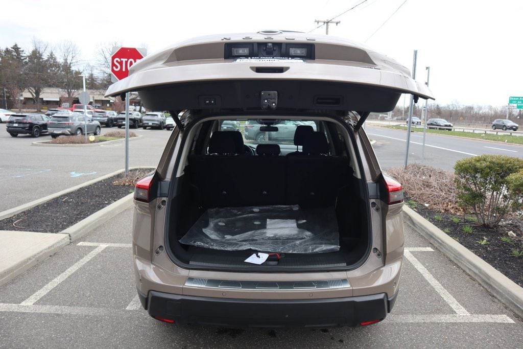 2025 Nissan Rogue SV - Photo 28