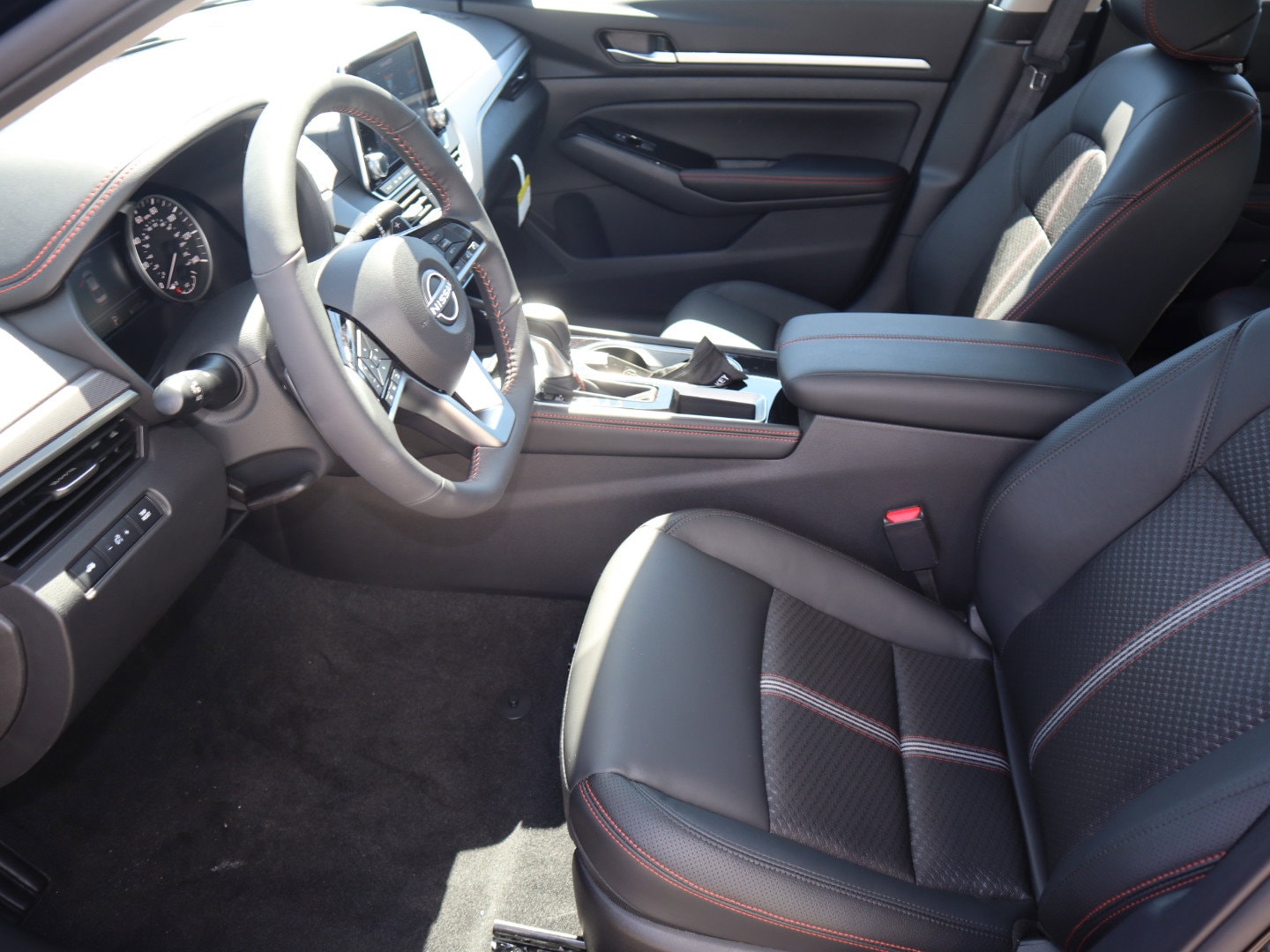 2025 Nissan Altima SR - Photo 16