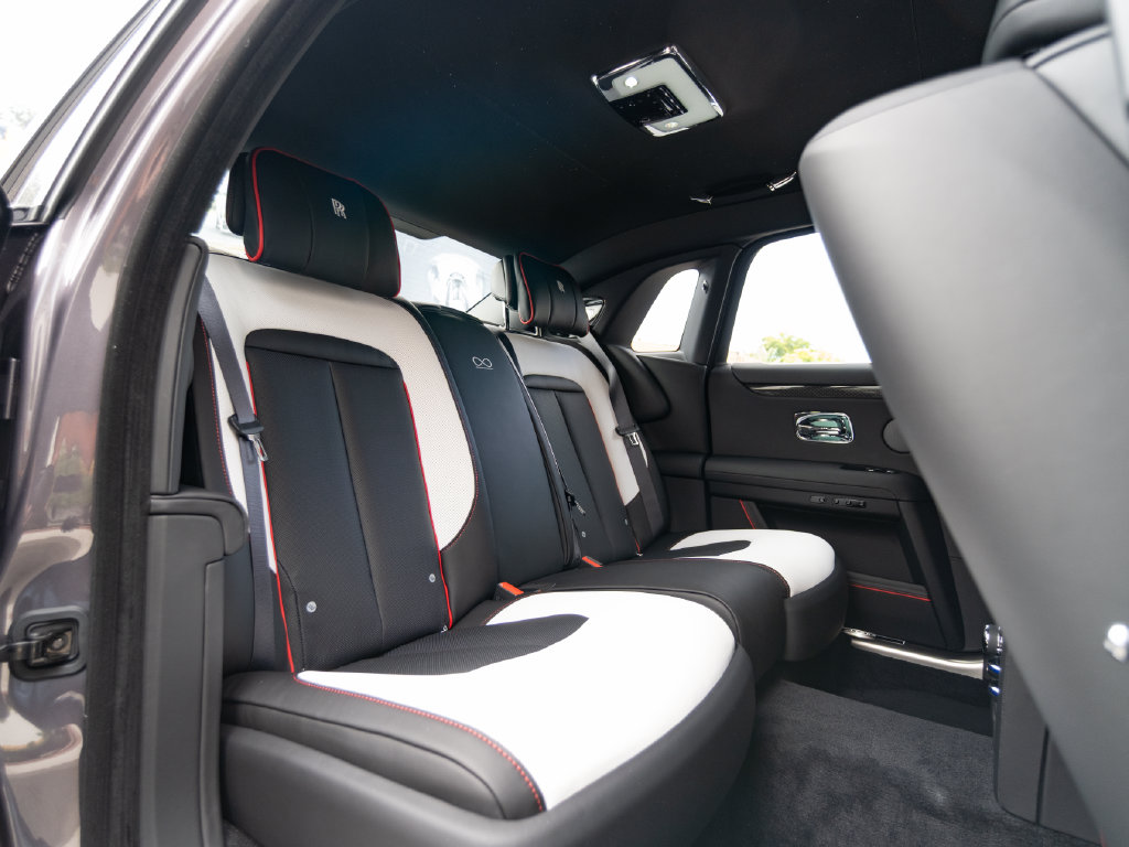 2027 Rolls-Royce Ghost Black Badge - Photo 32
