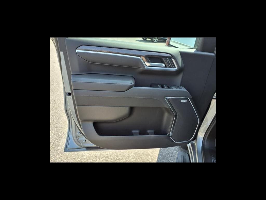 2025 Chevrolet Silverado 1500 LTZ - Photo 8