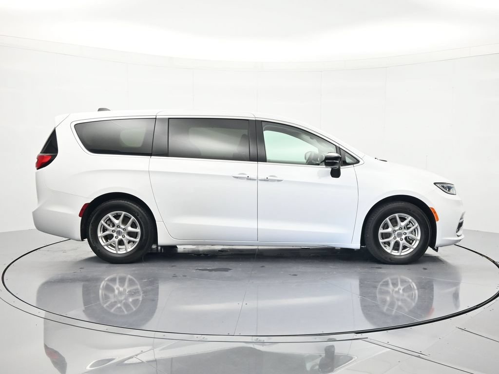 Used 2024 Chrysler Pacifica Touring L