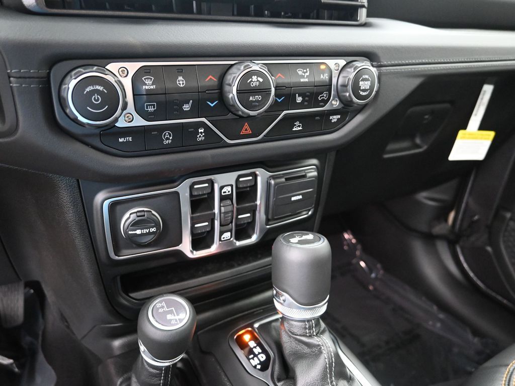 2025 Jeep Wrangler 4-Door Sahara - Photo 20