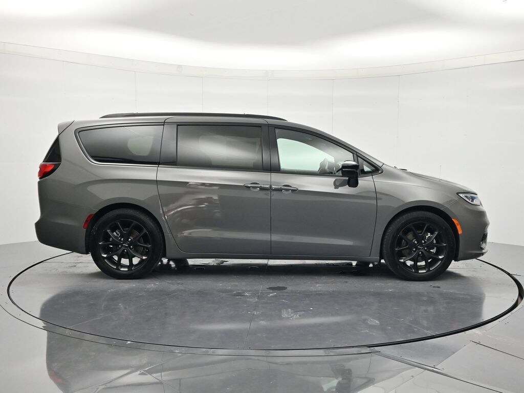 Used 2025 Chrysler Pacifica Limited Minivan/Van