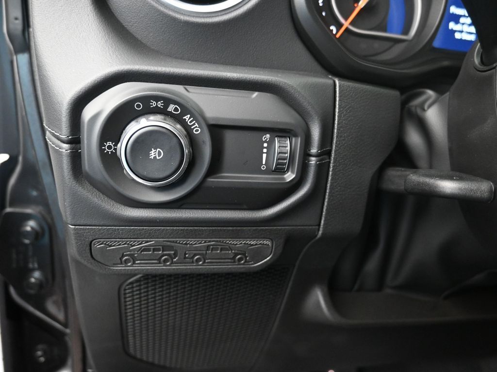 2025 Jeep Wrangler 4-Door Sahara - Photo 12
