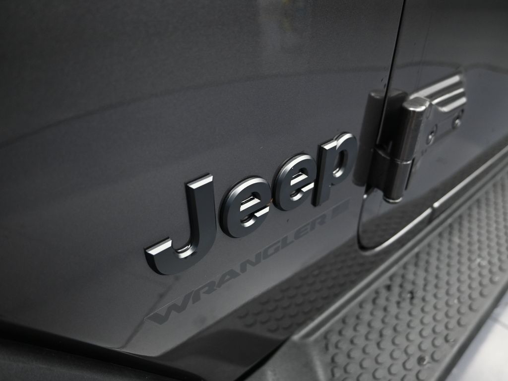 2025 Jeep Wrangler 4-Door Sahara - Photo 28