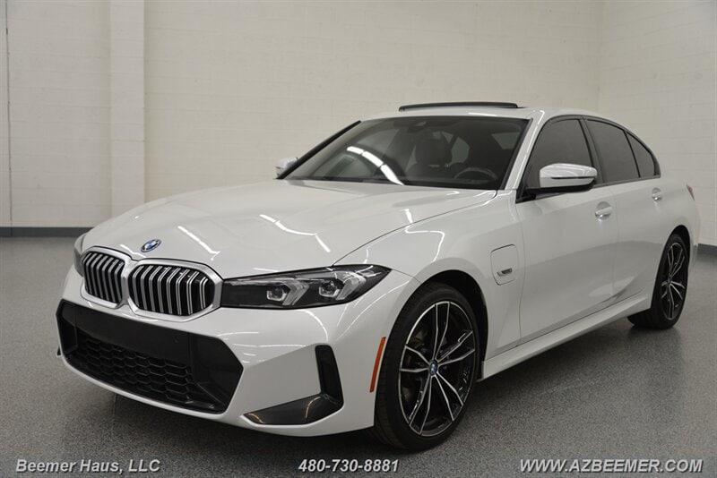 2023 BMW 3 Series 330e - Photo 4