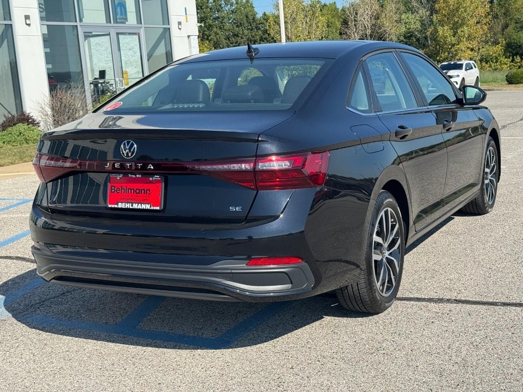 Used 2025 Volkswagen Jetta SE Auto Sedan
