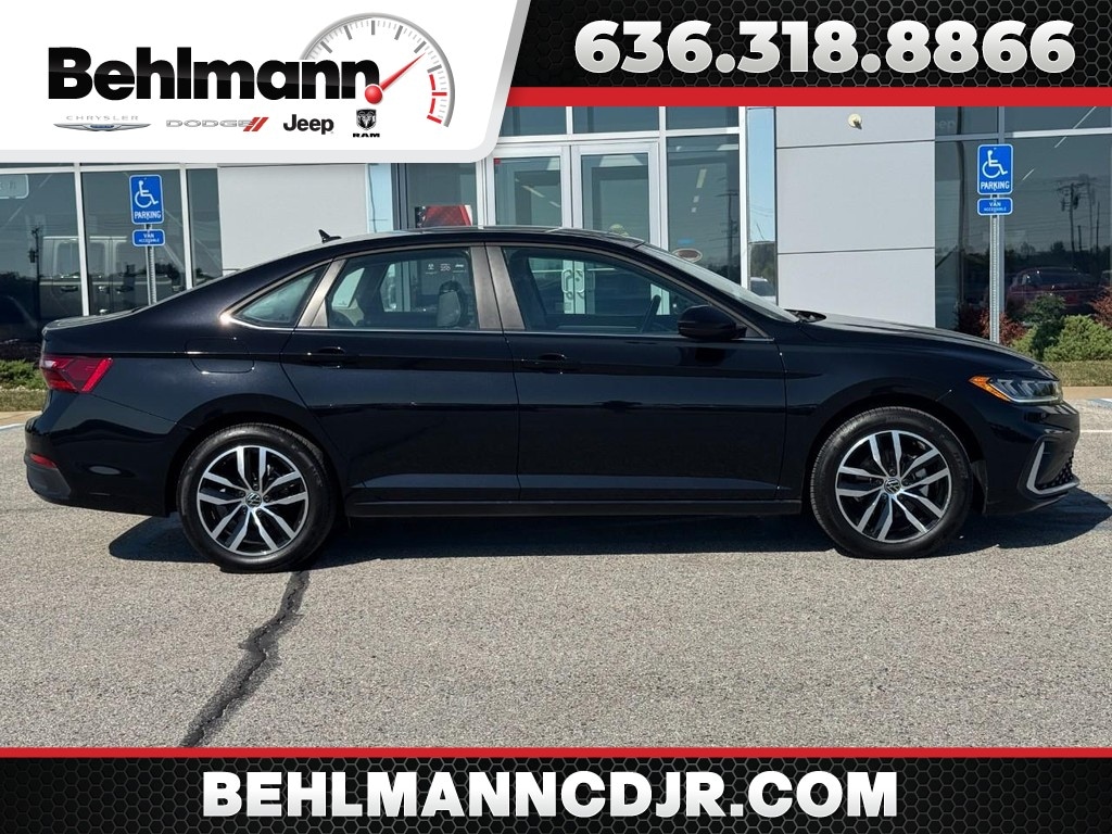 Used 2025 Volkswagen Jetta SE Auto Sedan