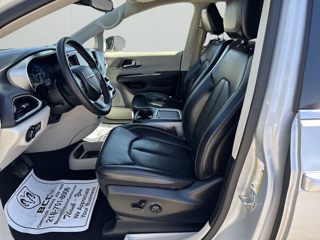 Used 2023 Chrysler Pacifica Van