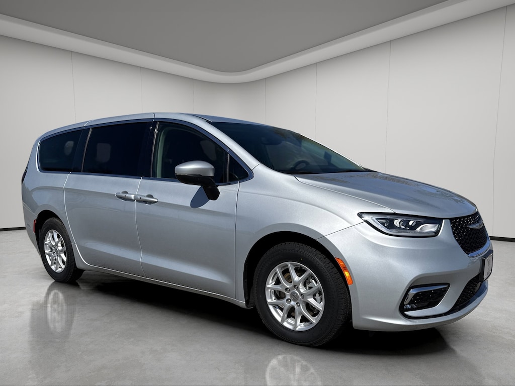Used 2023 Chrysler Pacifica Van