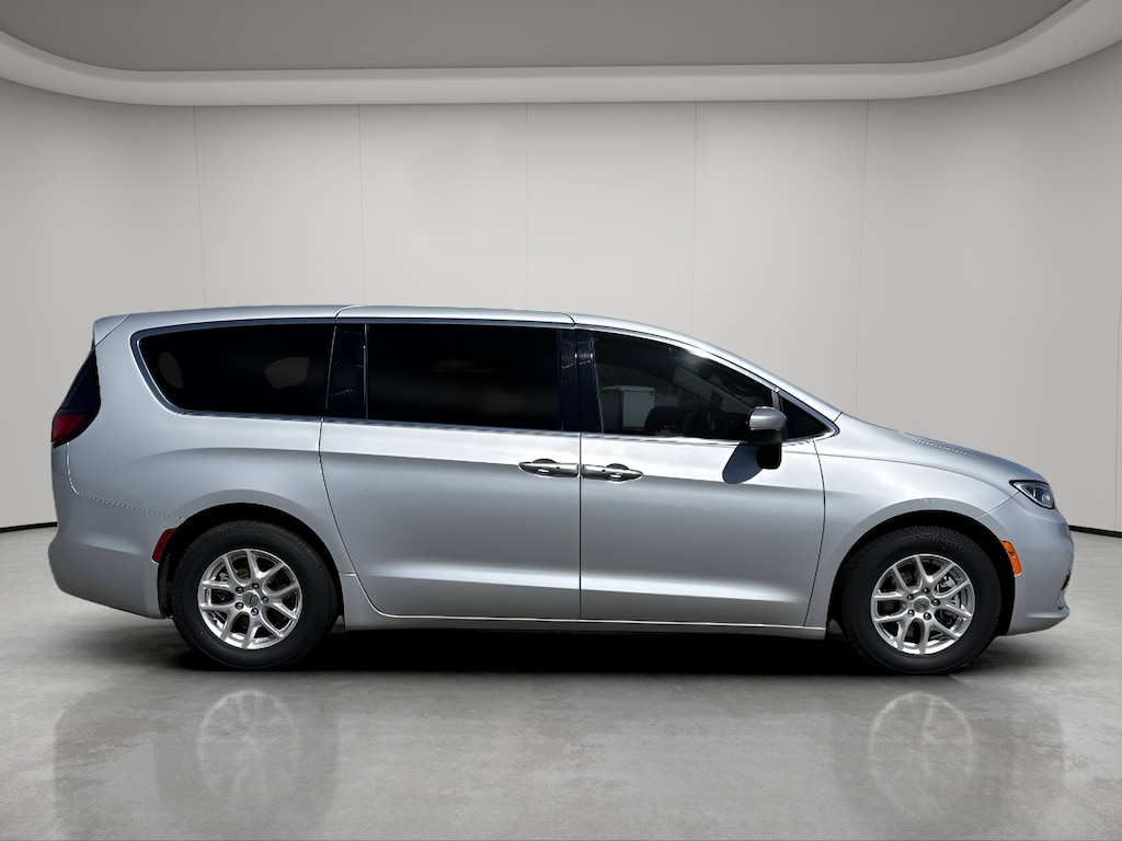 Used 2023 Chrysler Pacifica Van