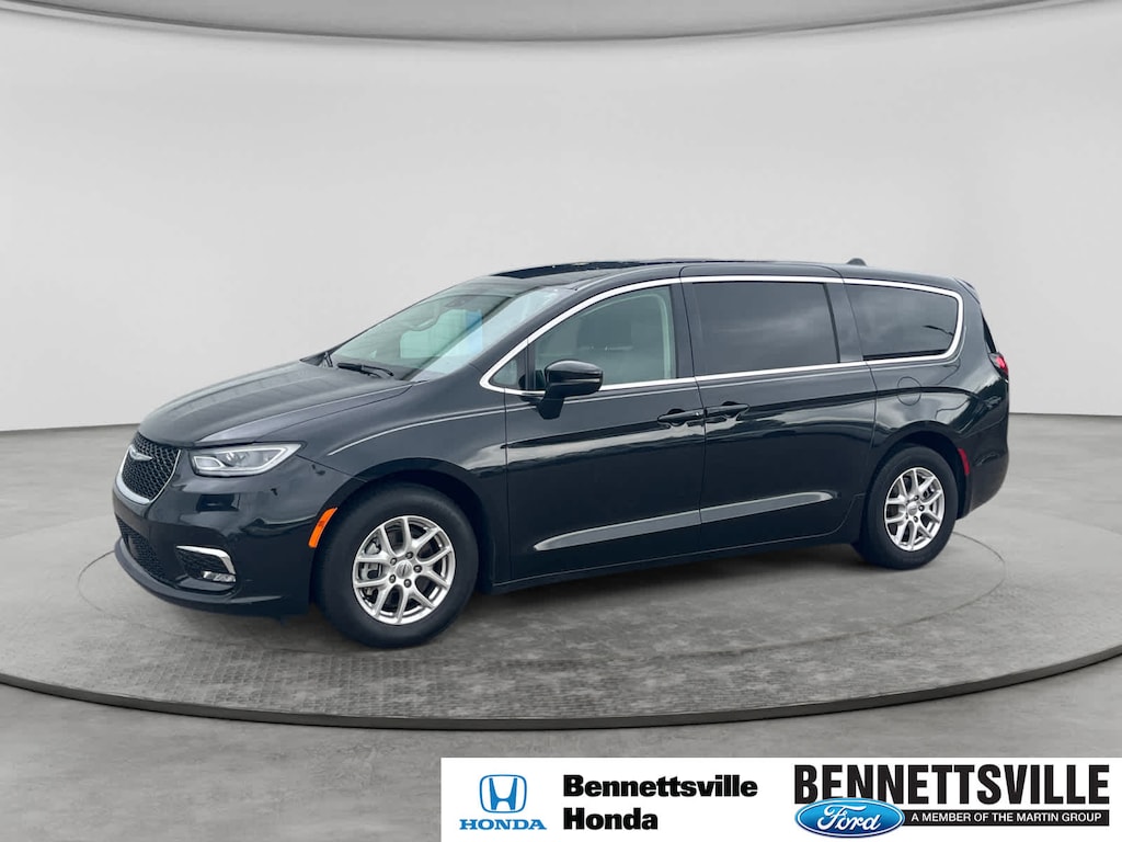 Used 2023 Chrysler Pacifica Touring L Passenger Van