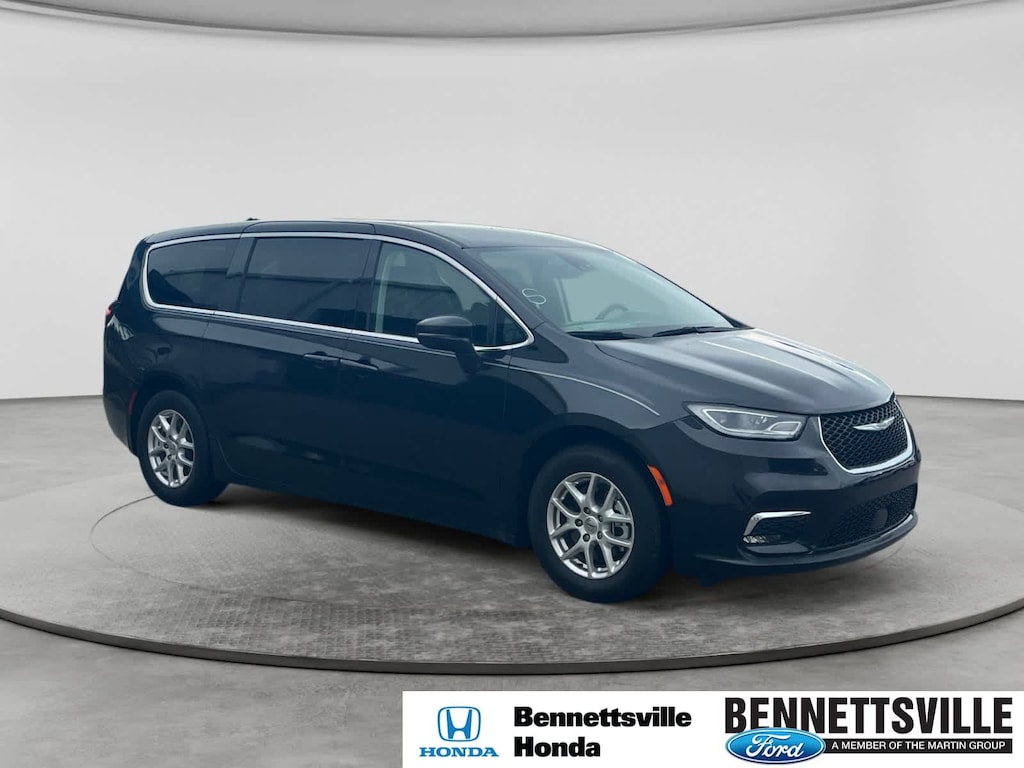 Used 2023 Chrysler Pacifica Touring L Passenger Van